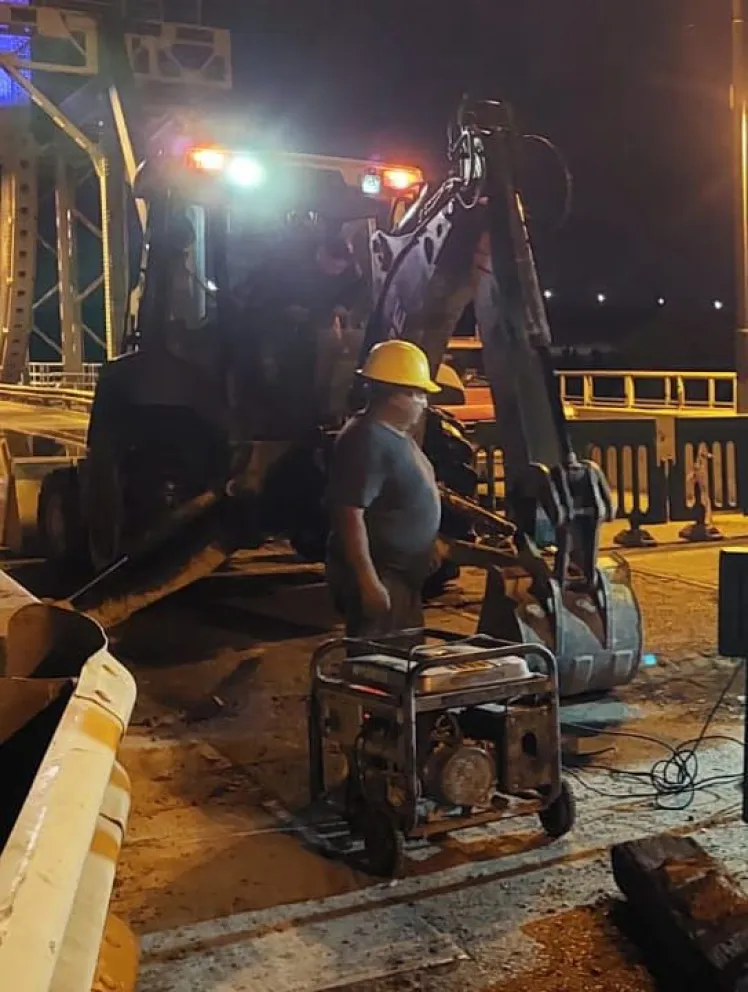 Hasta de noche trabajan para acortar los plazos de apertura del puente ferrocarretero 