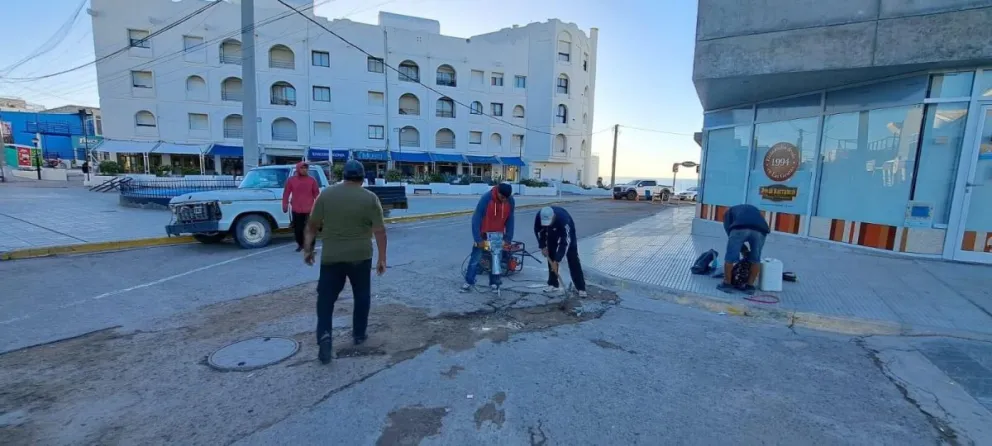 Comenzó un intenso trabajo de bacheo en Las Grutas tras el temporal de agua 