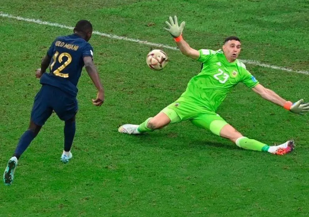 Kolo Muani no puede olvidar la atajada del Dibu: “Todavía lo tengo atragantado en la garganta y lo tendré de por vida"