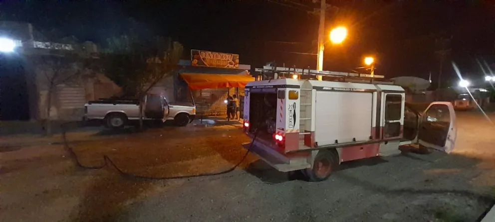 Una camioneta resultó destruida por el fuego cerca de las 1.016 Viviendas