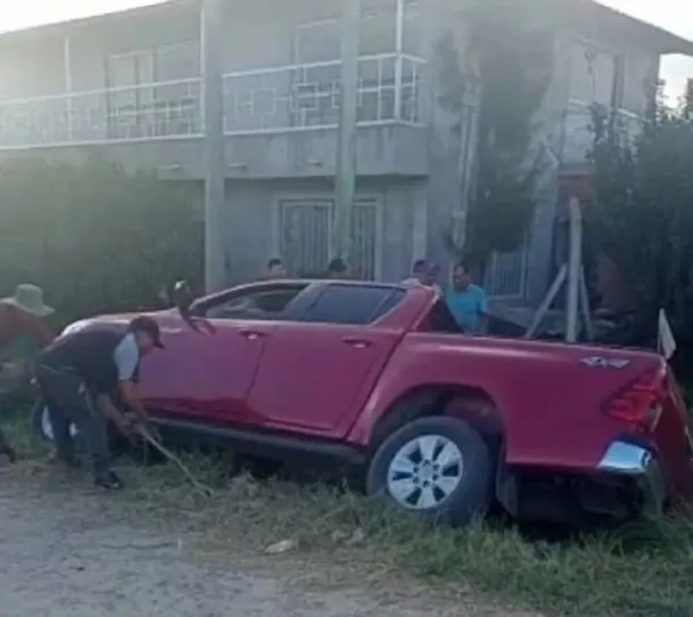 Una camioneta volcó conducida por un niño de 11 años mientras su padre estaba borracho