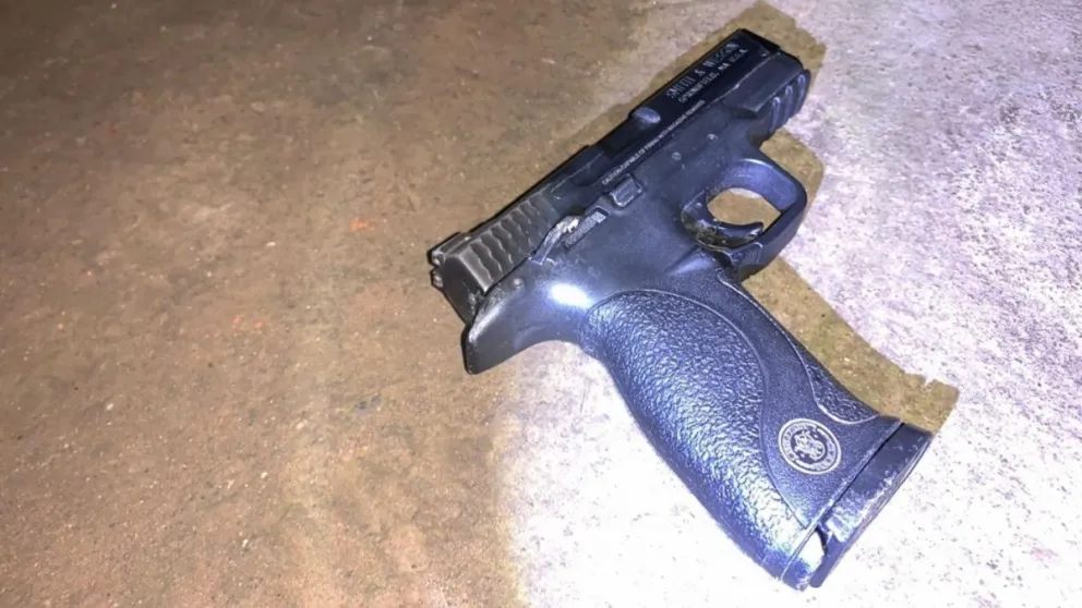 Encontró un arma, pensó que era de juguete y se disparó un pie 