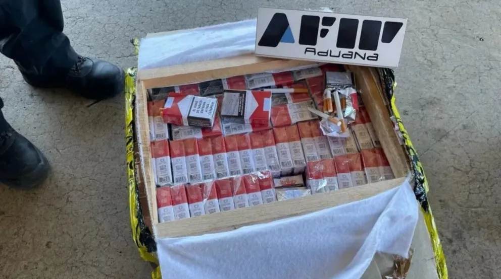 Pretendían enviar muebles a Australia, pero la Aduana encontró 4 mil atados de cigarrillos ocultos