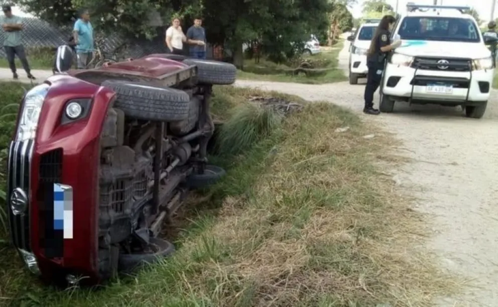 Estaba borracho, puso a su hijo de 11 años a manejar y protagonizaron un terrible vuelco