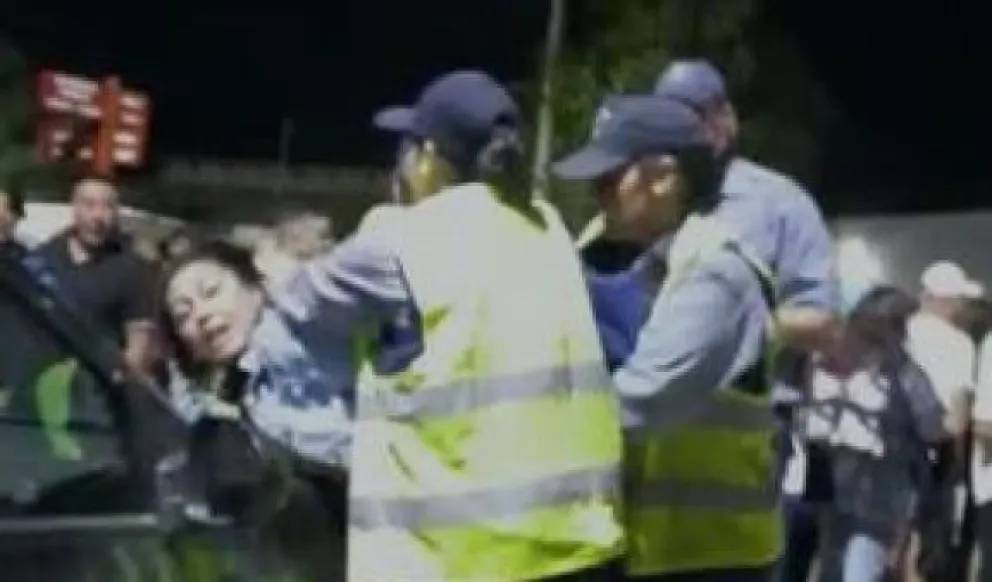 Video: detuvieron a policías borrachos en la Fiesta de Los Menucos