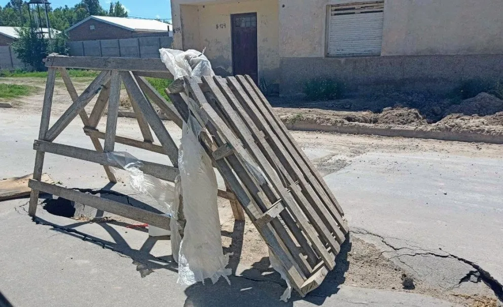 Una rotura de asfalto genera malestar entre los vecinos y  piden solución