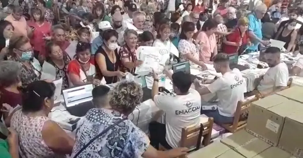 Por la masiva entrega de tablets se llenó el gimnasio municipal Fioravanti Ruggeri