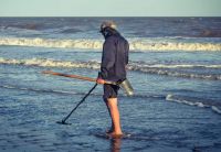 Detectoristas: un pasatiempo que se impone y sirve para limpiar playas