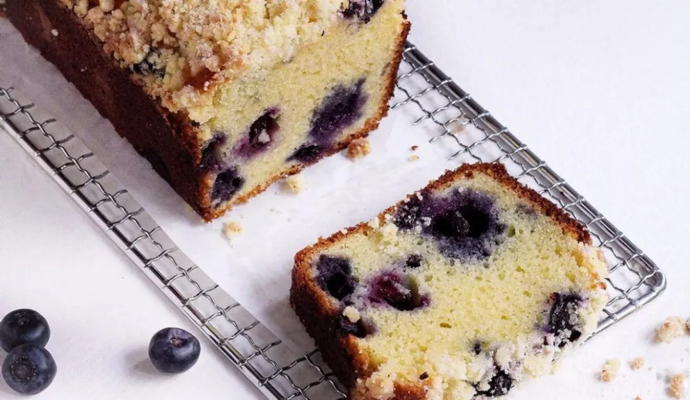 Paso a paso para hacer un budín de yogur y arándanos