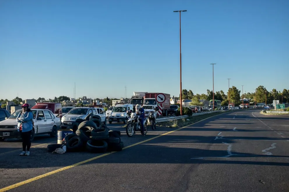 Por orden de la Justicia los policías retirados levantaron el corte de tránsito en el puente  Basilio Villarino