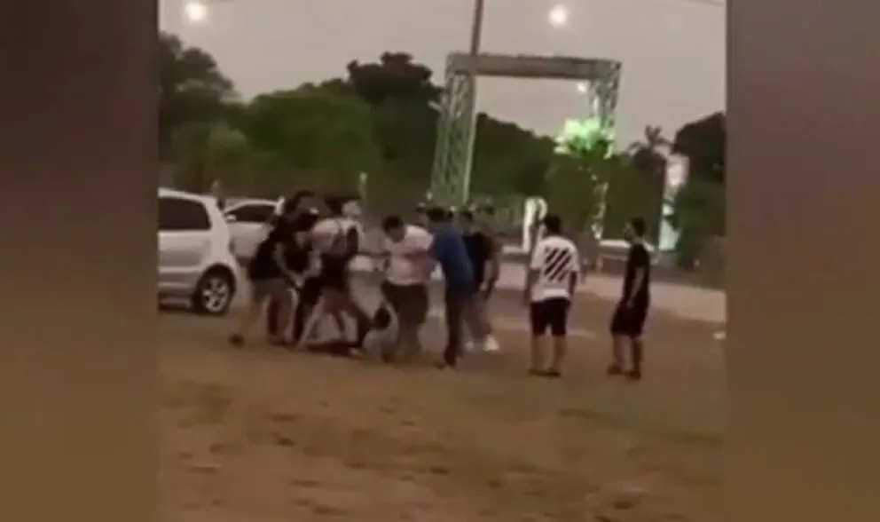 Video: feroz golpiza a un joven por un grupo de rugbiers a la salida del carnaval en Corrientes