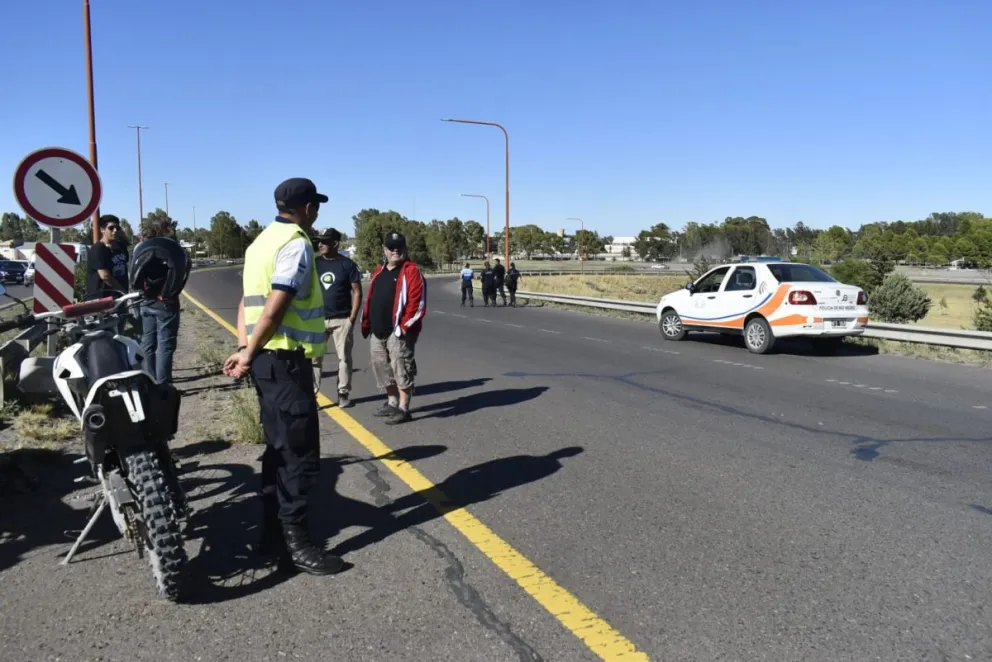 Criminalística tomó fotos a los manifestantes en el Puente Nuevo y se sumó más tensión