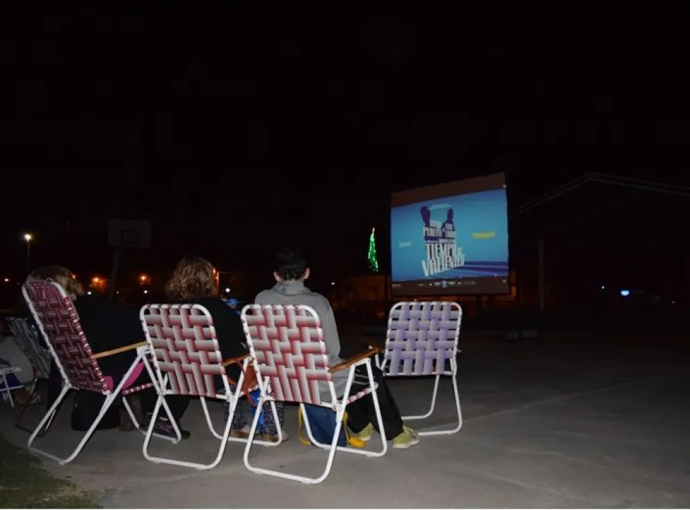 A preparar las reposeras para el cine móvil en El Cóndor