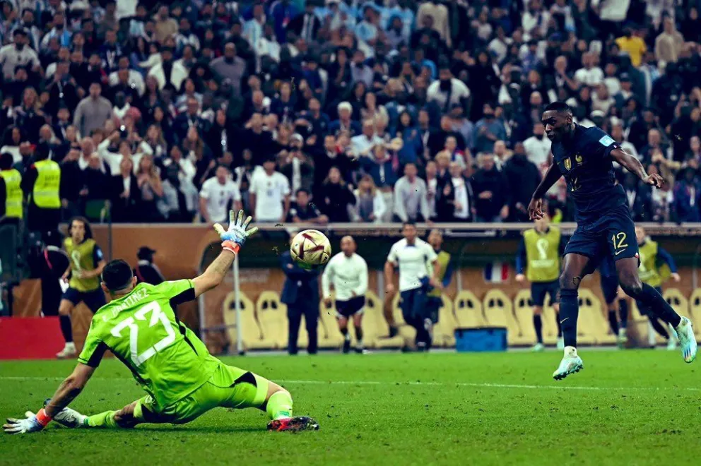 “Dibu” Martínez es finalista del premio The Best junto a dos arqueros de grandes de Europa