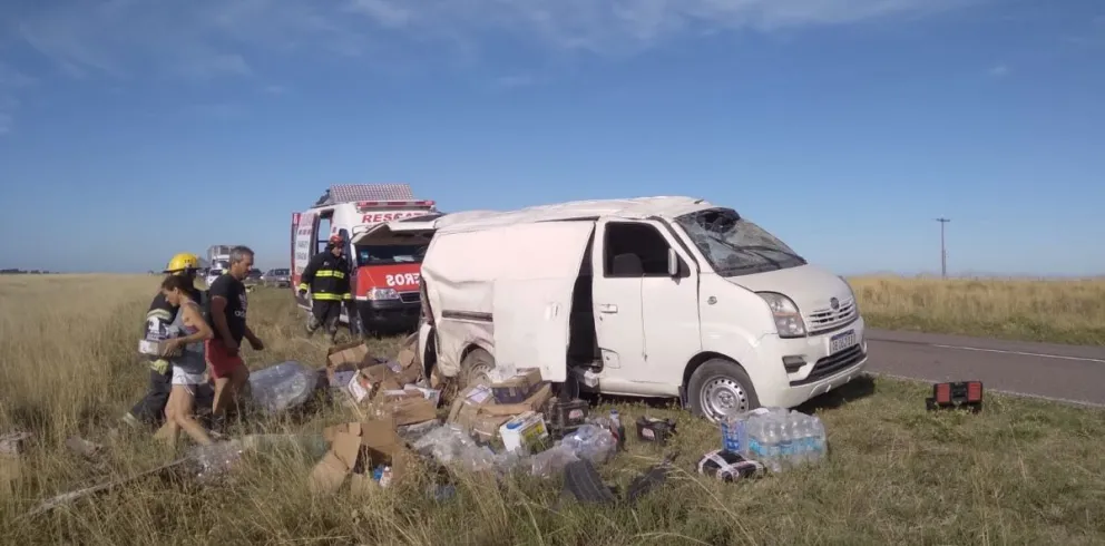 Circulaba por la ruta 3, se le reventó una cubierta, volcó y fue despedido del vehículo