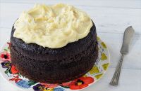Un postre especial: torta de chocolate a la cerveza negra con cobertura de queso crema