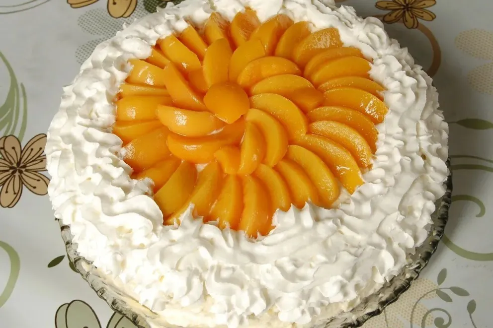 Un postre exquisito: torta de duraznos en almíbar