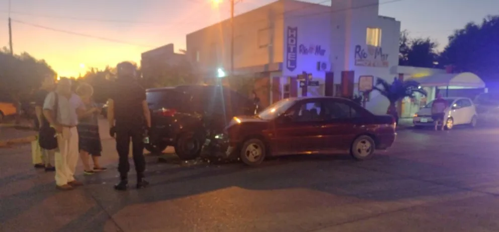 Choque en esquina peligrosa dejó bastante averiados a dos vehículos