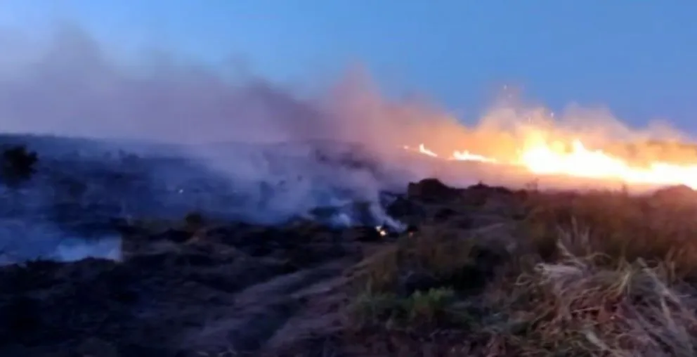 El incendio en La Baliza sigue activo y avanza hacia los campos linderos