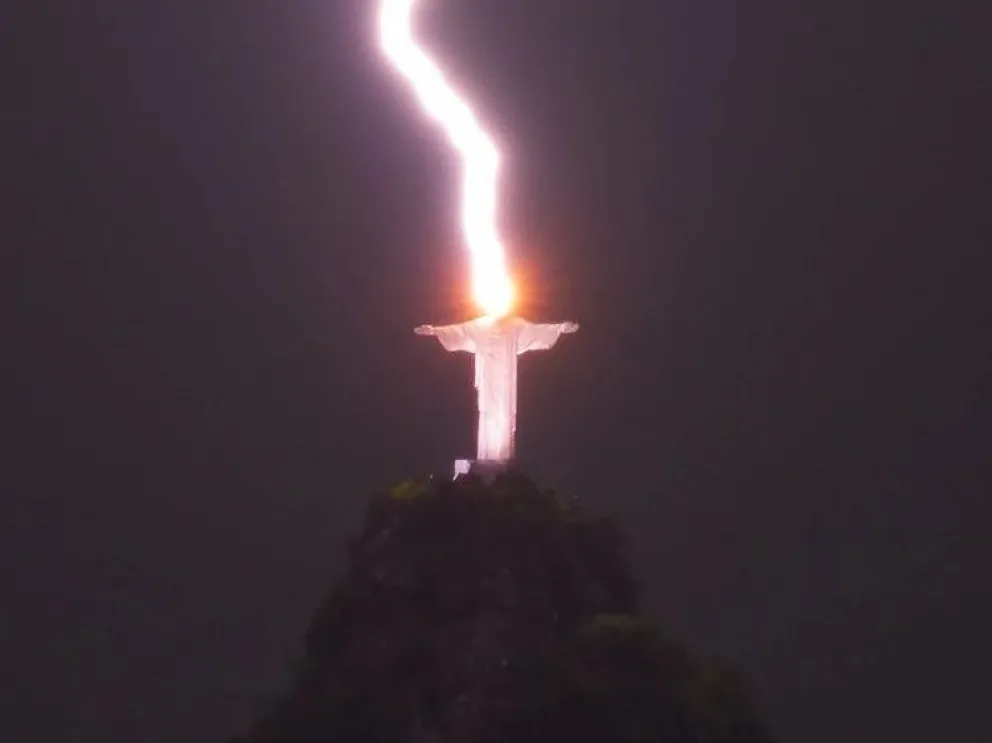 Impresionante foto de un rayo cayendo sobre la cabeza del Cristo Redentor 