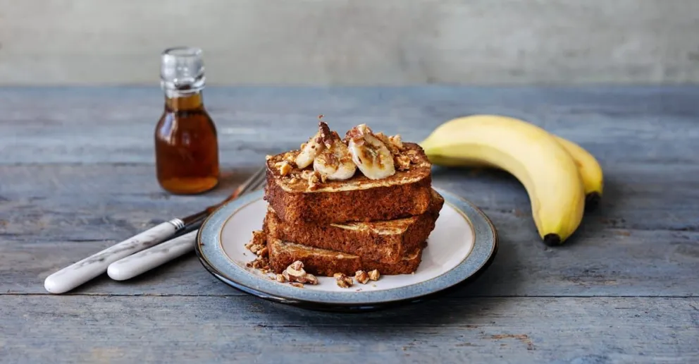 Súper simple: cómo hacer tostadas francesas con banana, nueces y miel