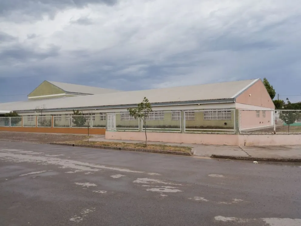 La escuela del barrio Castello apareció con tres matafuegos menos