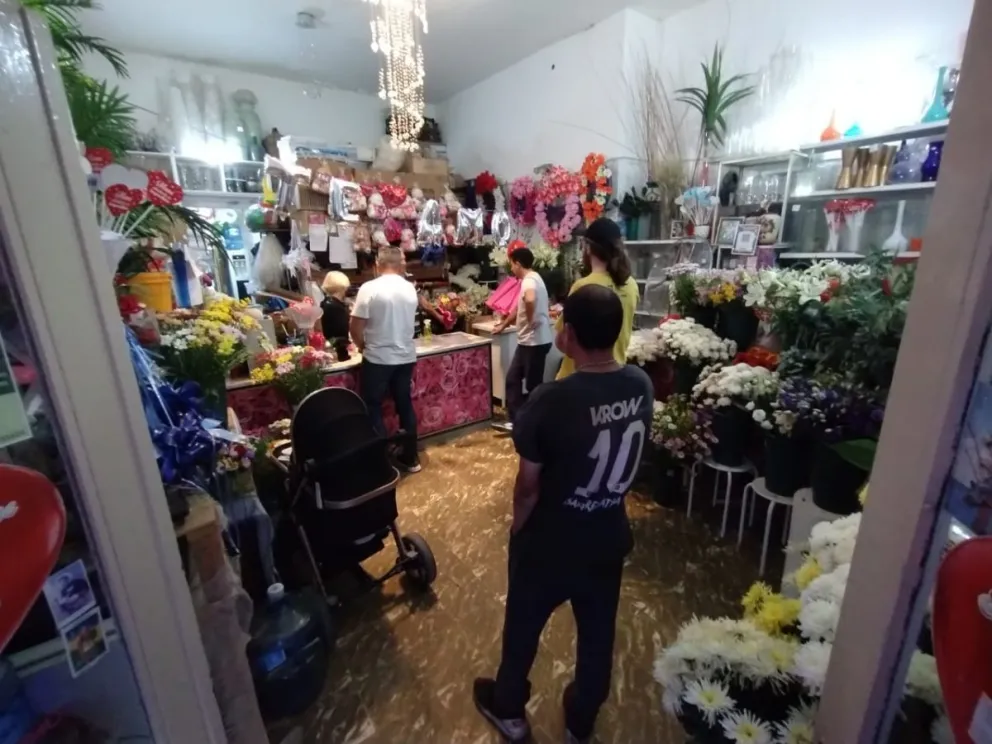 Las flores y otros obsequios ya están preparados para recibir a San Valentín