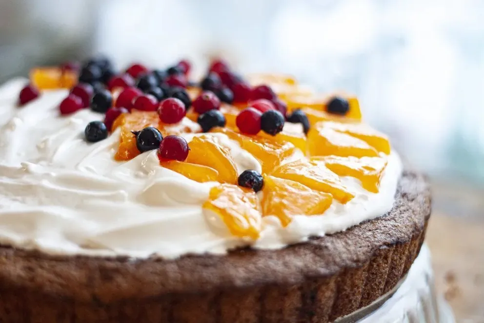 Riquísima: hacé una torta de vainilla con frutas y crema