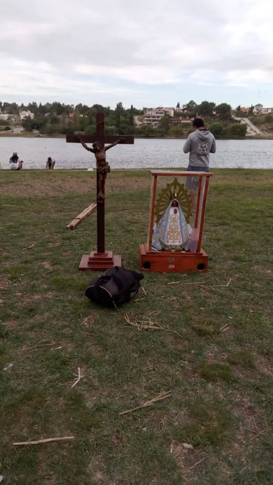 Los peregrinos pasearon a la Virgen de Luján por el río Negro en misión religiosa