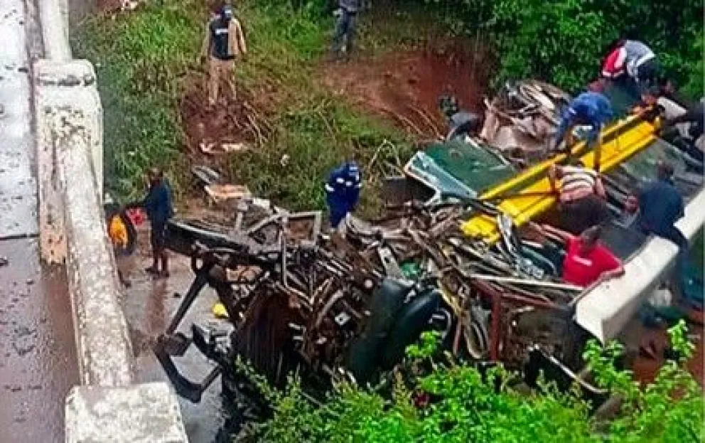 Sudáfrica: terrible choque entre un camión y un micro dejó al menos 20 muertos 