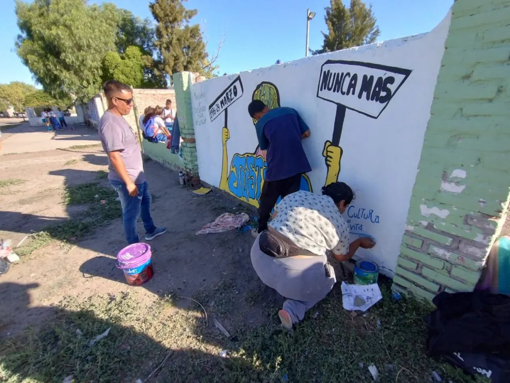 Jornada recreativa, pintado de mural y festejo del Día de los Enamorados 