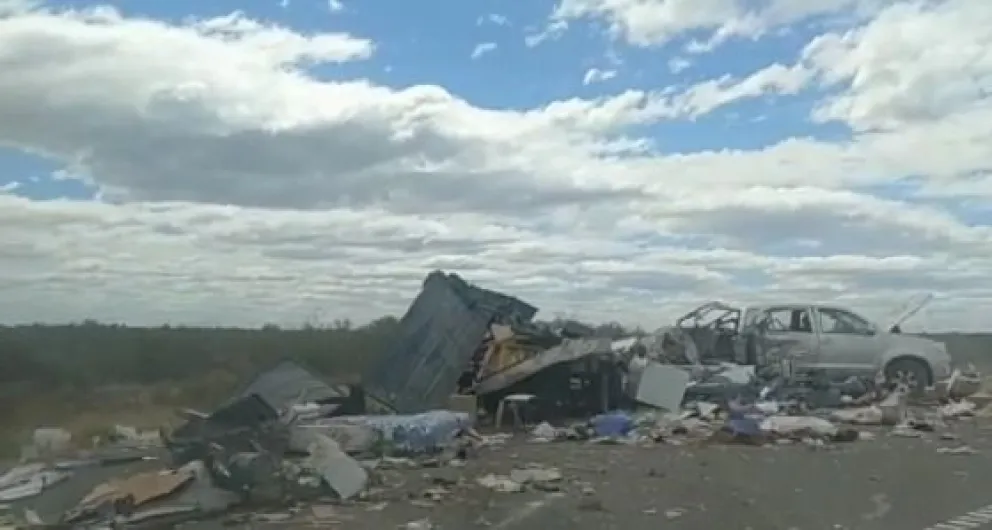 Una camioneta volcó y toda la carga quedó desparramada en la ruta