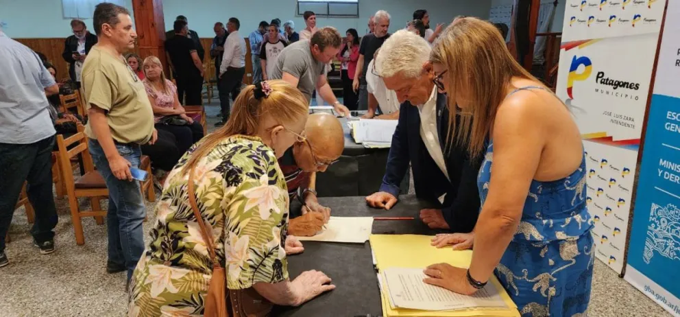 Más de 70 vecinos de Carmen de Patagones recibieron las escrituras de sus casas