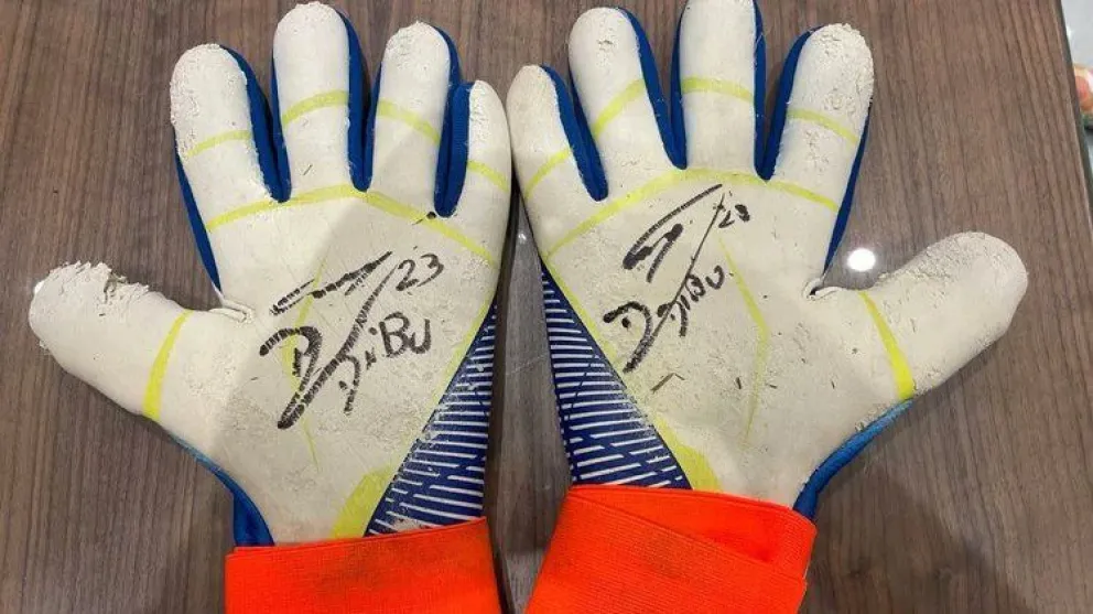 Emiliano Martínez subastará los guantes que utilizó en Qatar para ayudar a los niños del Hospital Garrahan