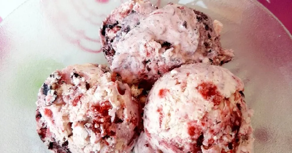 Un postre exquisito: helado casero de mascarpone con frutos rojos