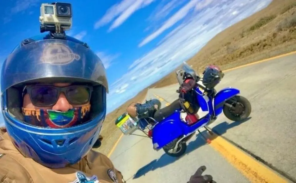 Recorrió siete países en su moto y le robaron todo mientras estaba alojado al lado de una Iglesia 