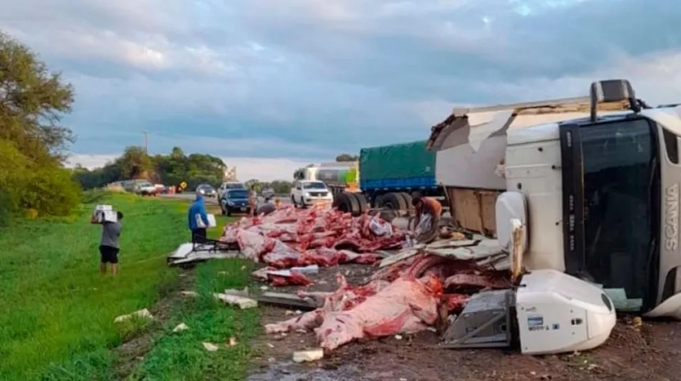 Video: volcó un camión frigorífico y se robaron 11.000 kilos de carne en plena ruta