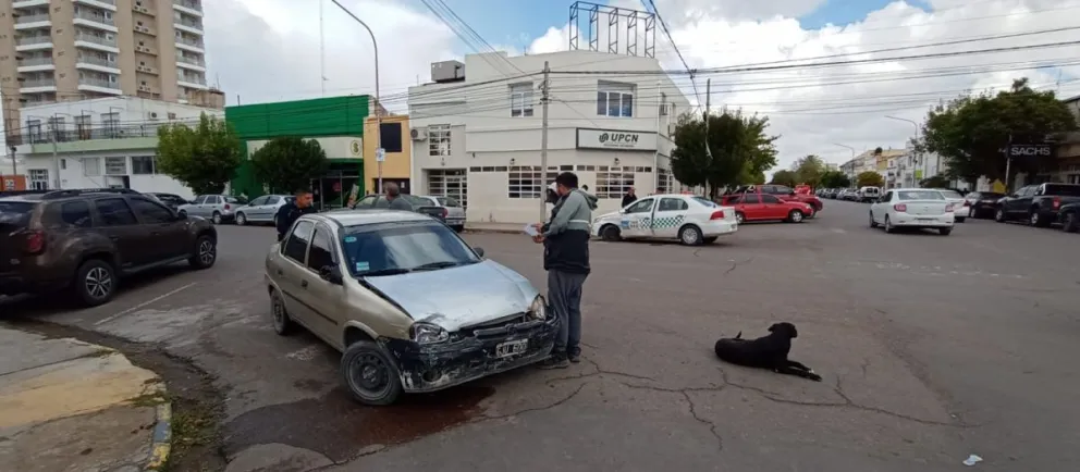 Tremendo choque en el centro de Viedma: la pasajera de un taxi fue derivada al hospital 