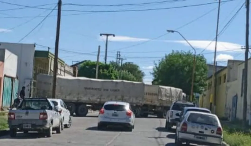 Caos vehicular en centro maragato: piden controles para la carga y descarga de mercadería