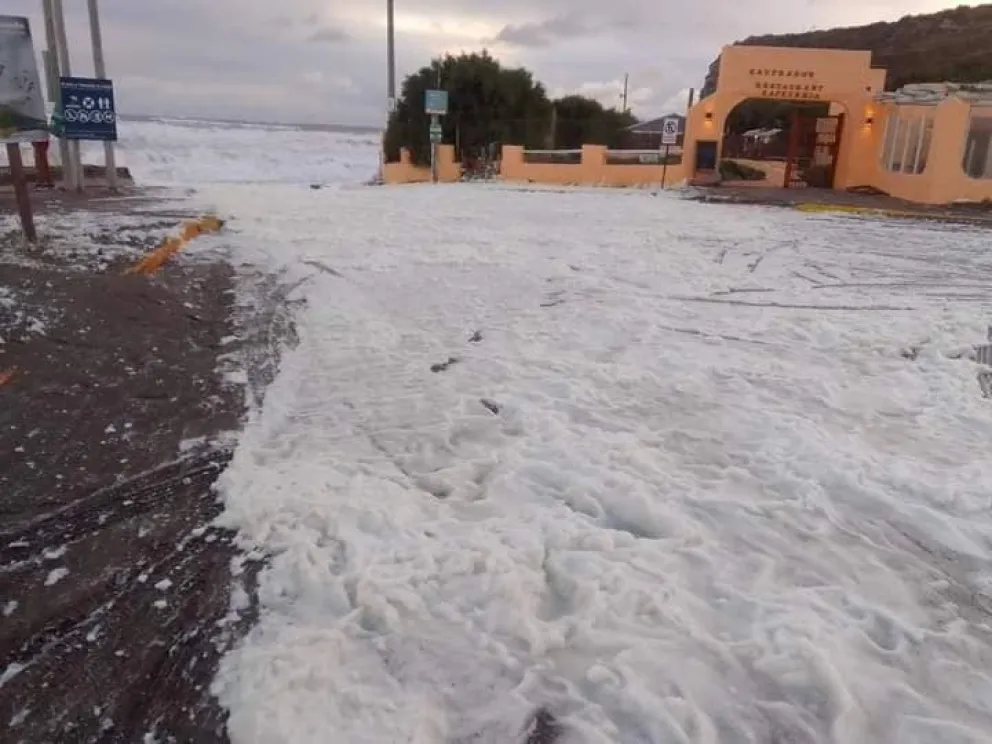 La sudestada trajo espuma que pareció nieve del actual clima invernal en El Cóndor