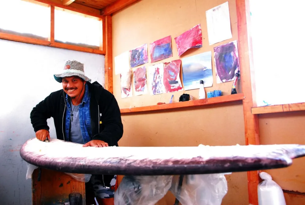 Iván Burgos: el surf como una pasión y la reparación de tablas como un emprendimiento