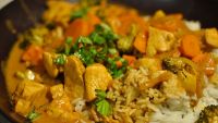 Receta original y saludable: pollo al curry con arroz y leche de coco