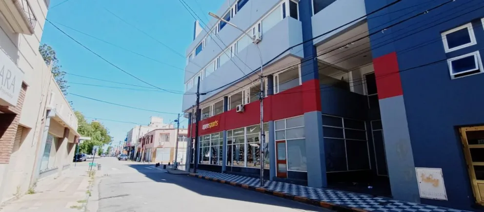 Investigan el robo a un céntrico local de ropa deportiva en Viedma