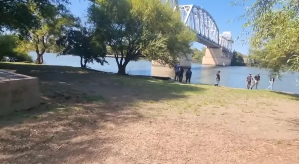 Una persona habría caído al río Negro y es intensamente buscada 