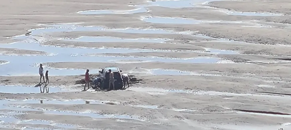 Un automovilista metió su 4x4 en la playa de Bahía Creek y quedó encajado