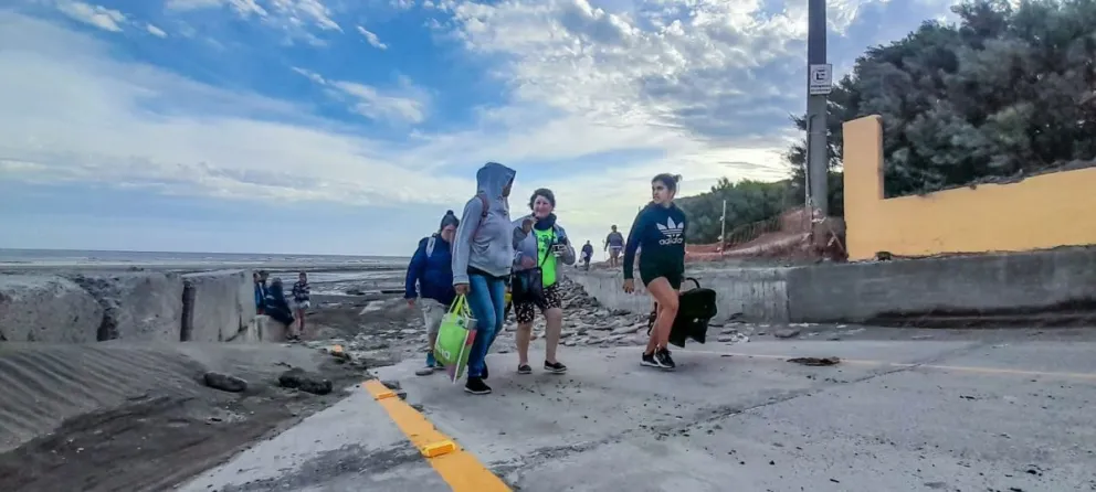 Ni el frío carnavalesco en el mar pudo frenar los visitantes a la playa