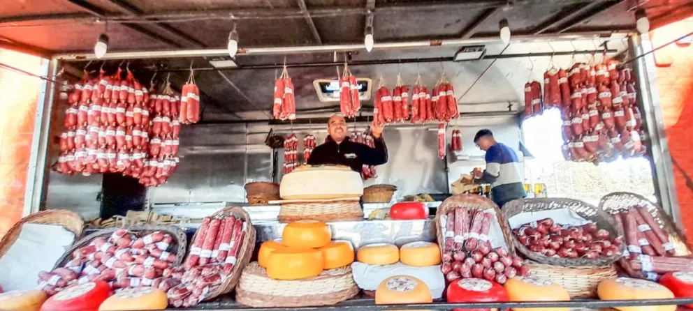Los feriantes también ponen color al acontecimiento viedmense