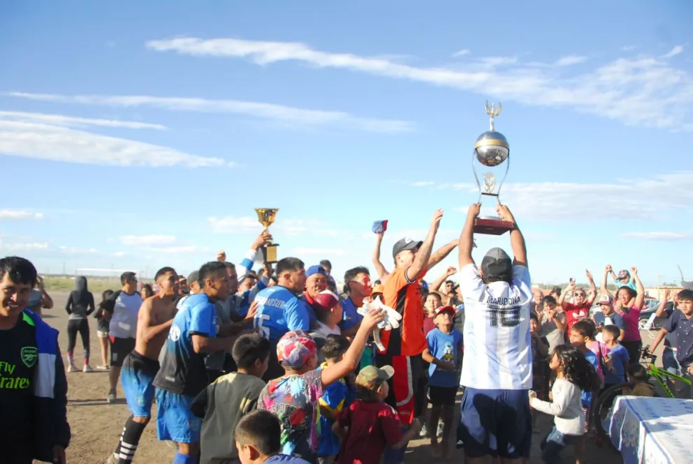 La Plaza se consagró campeón del torneo "La Amistad" en una final de película 
