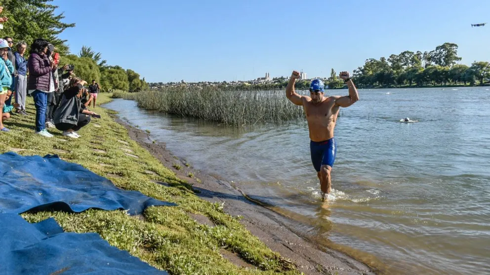 Mauro Blazquez fue el nadador más veloz de “La Puente a Puente”
