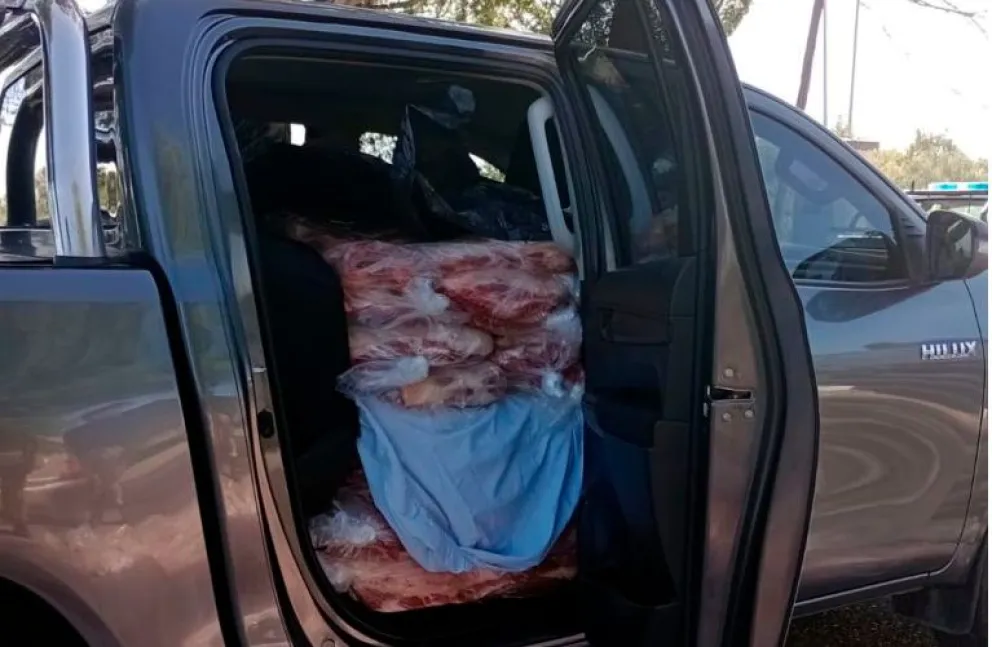 La Policía frenó una camioneta y encontró más de 90 costillares de carne que luego decomisó